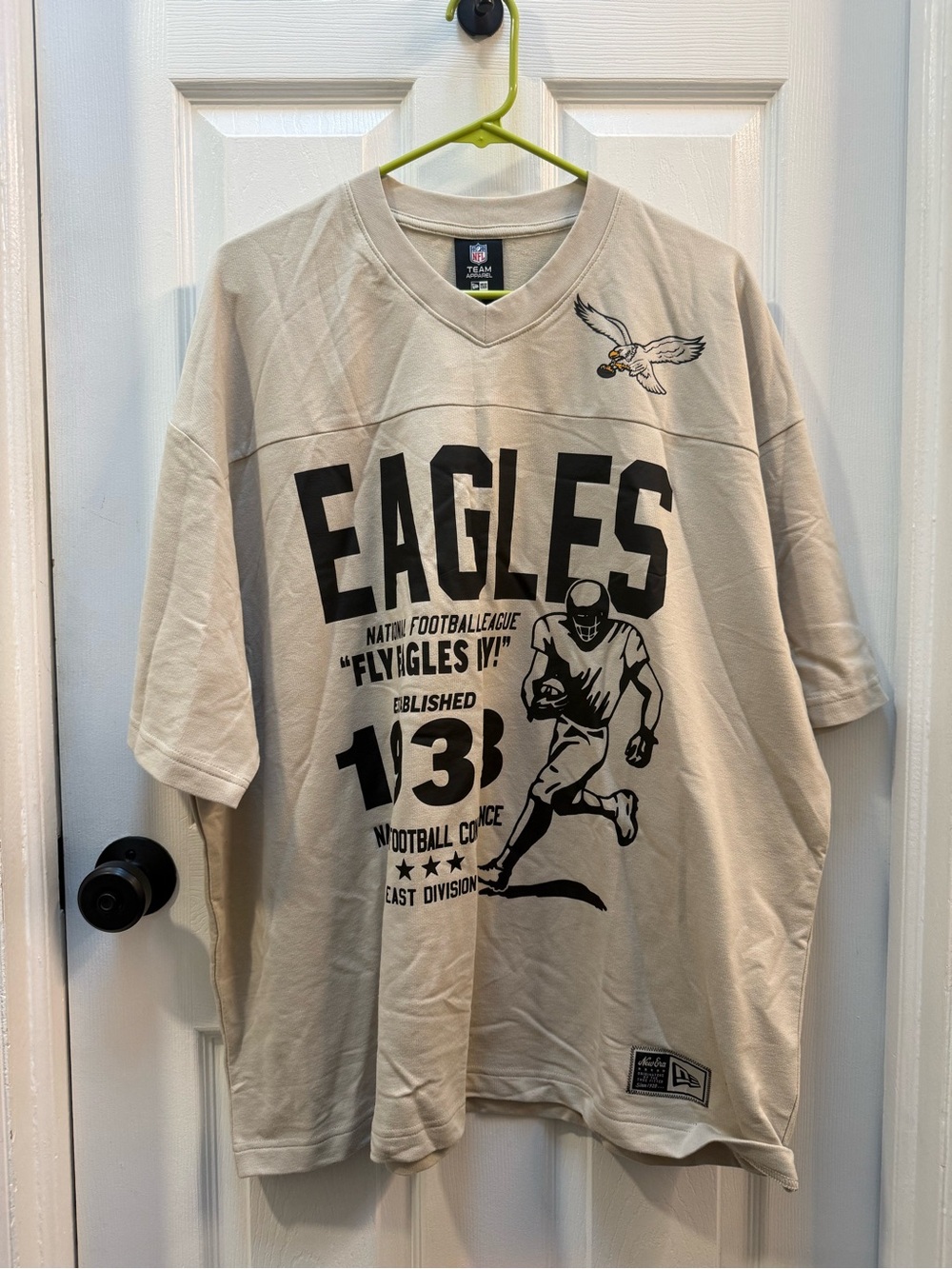 NFL Eagles Beige Graphic V-Neck Shirt XL